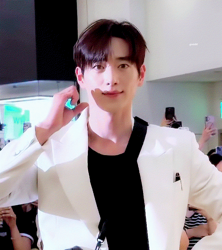 AHjzzX.gif