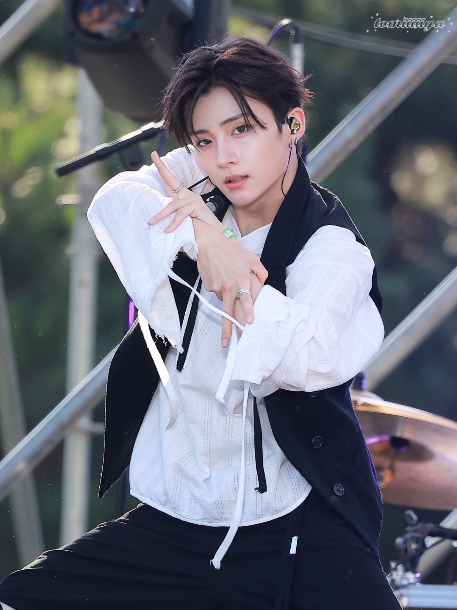 AWXhkF