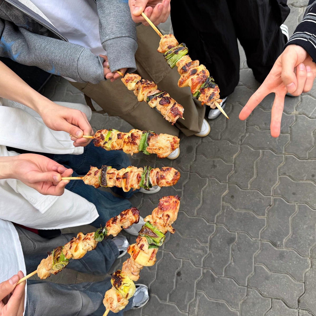 AkVDUt