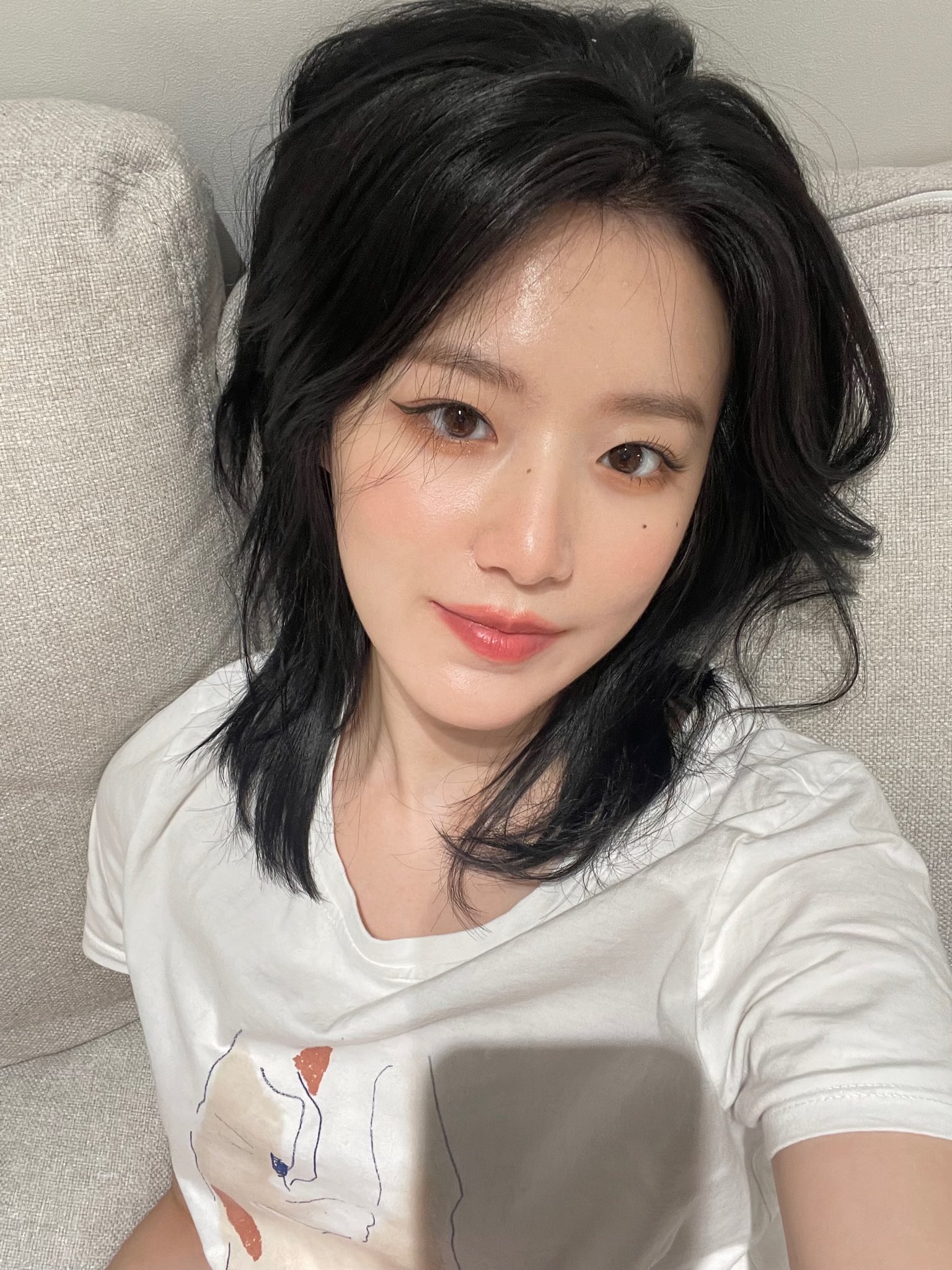 더쿠 - 방금 흑발 중단발 사진 올린 아이들 슈화...jpg