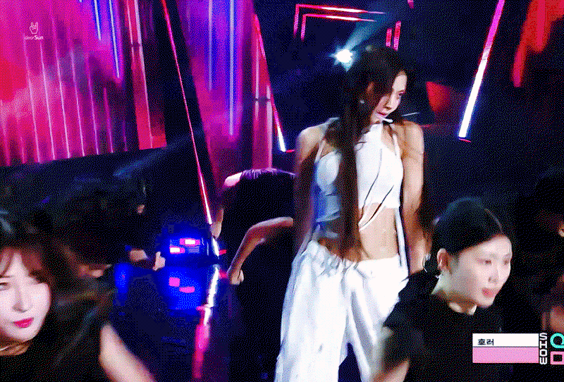 DcAxhq.gif
