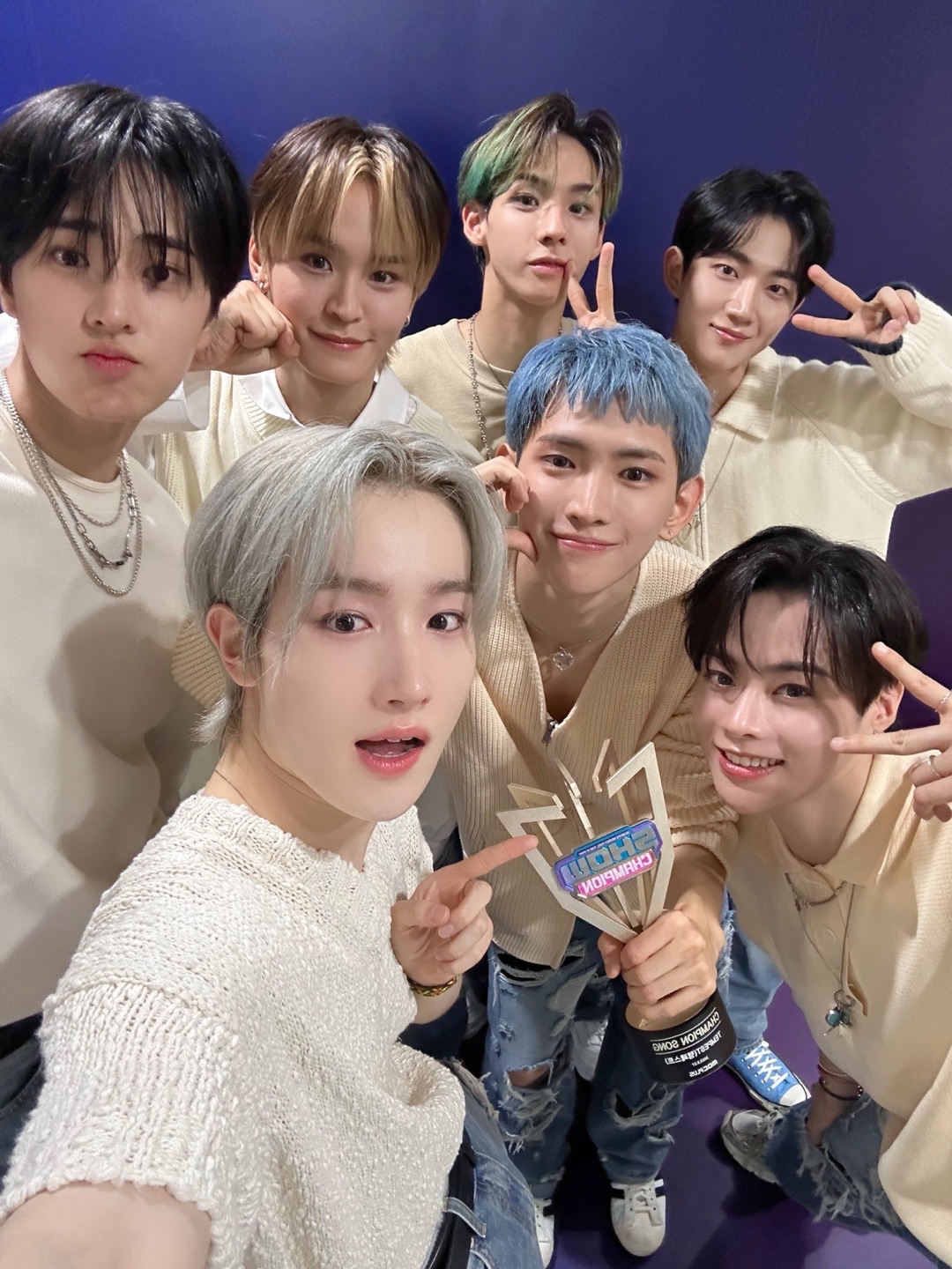 더쿠 - 음방 1위하고 편의점 직원분께 축하받은 아이돌