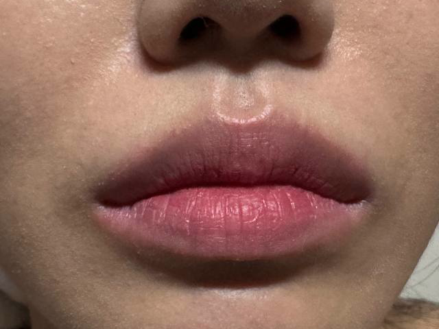 907 젠틀로즈를 연하게 바르고 중앙에 글로스를 올린 모습