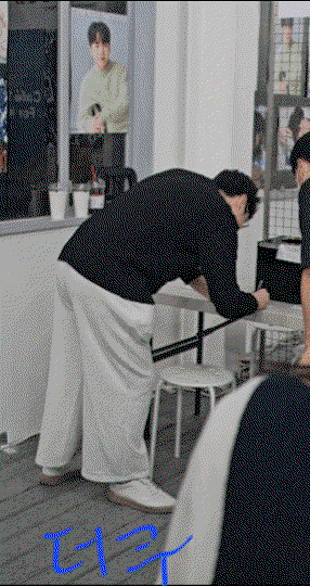 GkYEUz.gif