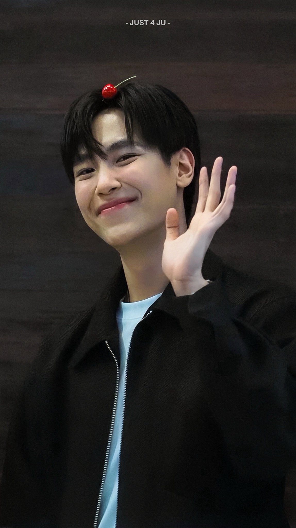 더쿠 - 머리에 체리 하나씩 달고 있는 거 너무 귀여워