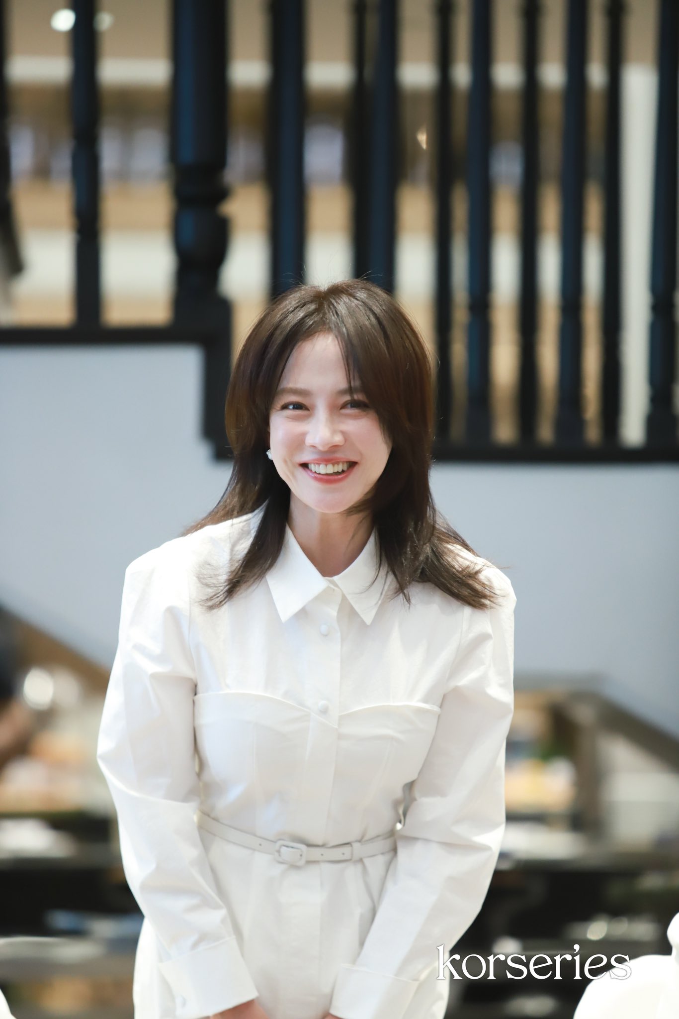 더쿠 - 오늘자 방콕에서 행사 참석한 배우 송지효 얼굴.jpg (feat. 송지효가 하는 엑소 첫눈 챌린지)