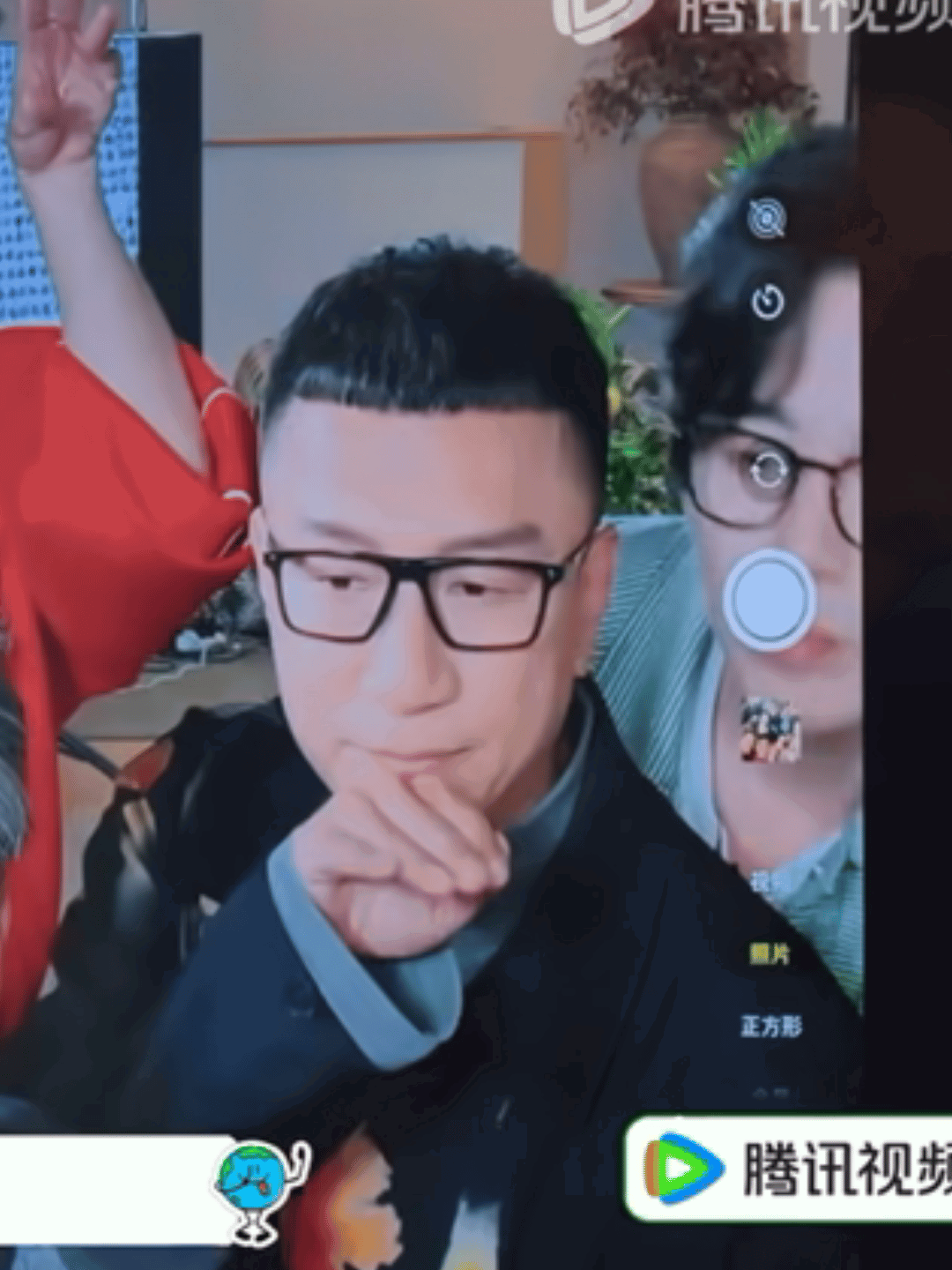 LQkUff.gif