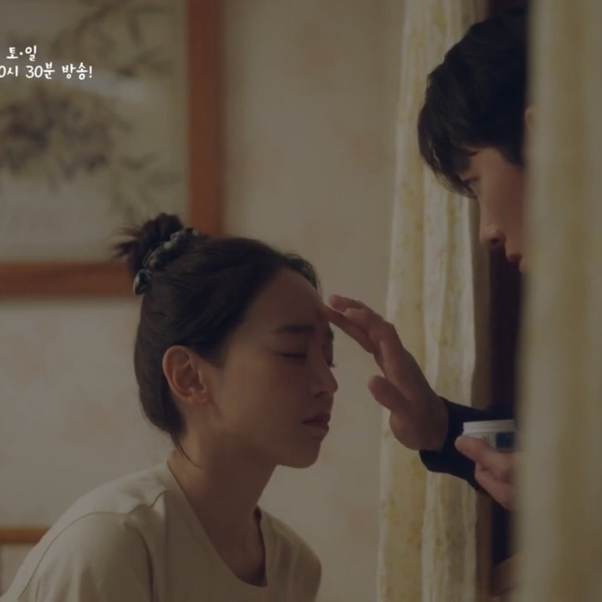 더쿠 - 지창욱 신혜선 눈썹 톡 만지는거 대본인지 애드립씬인지 알고싶음...