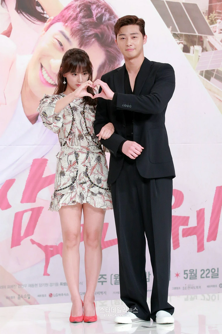 더쿠 - 박서준과의 키차이 때문에 일그러진 하트가 맘에 안들었던 김지원
