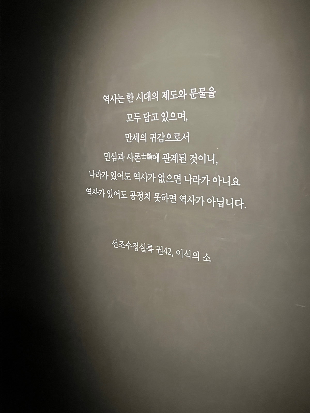 NjdPXW