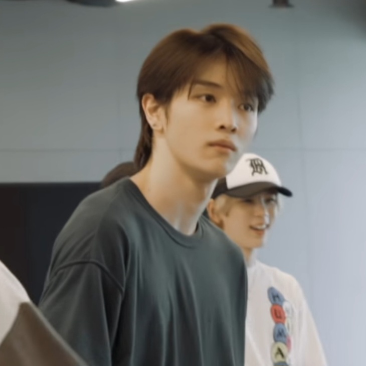 더쿠 - 성찬이 그냥 말리기만한 머리 노메이크업 기본무지티 그것도 흰검도 아닌 차콜색인데