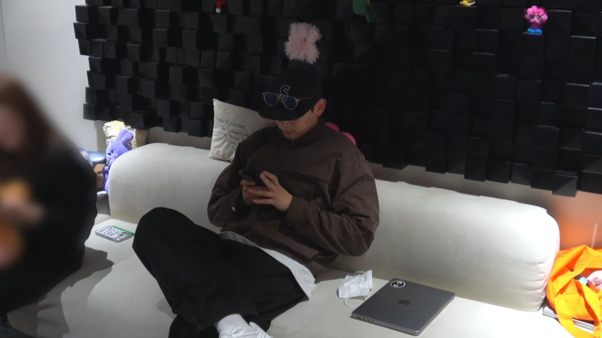아기복실이 까만벽에 혼자 조명받아서 더 시강 ㅋㅋㅋㅋ