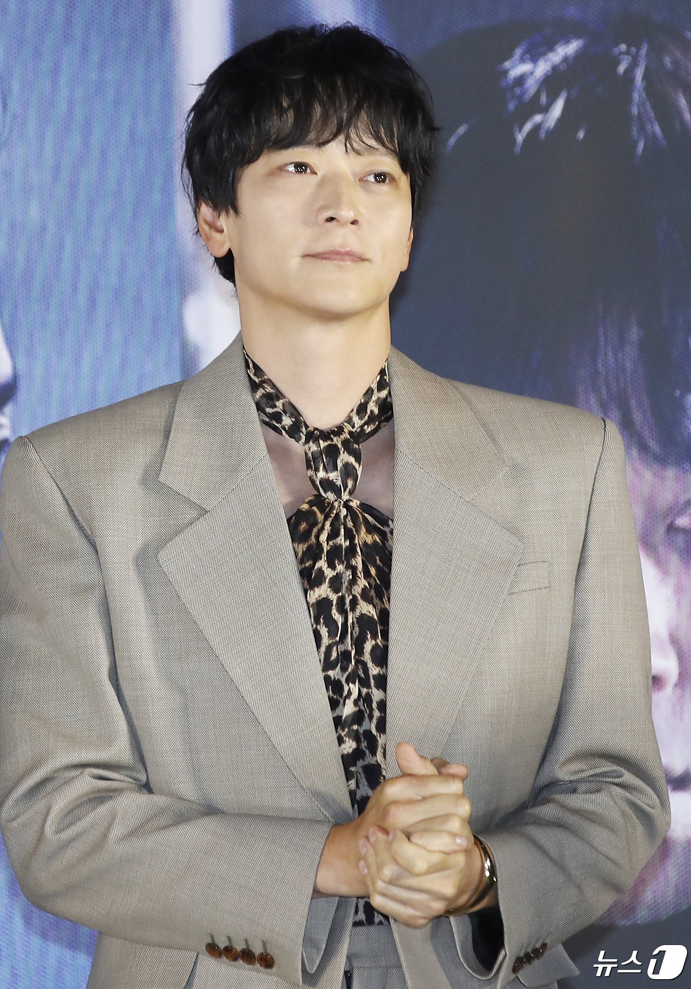 더쿠 - 호피무늬 홀터넥 입은 강동원 실존.jpg