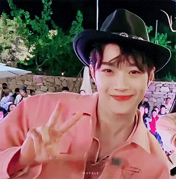 QWAThp.gif