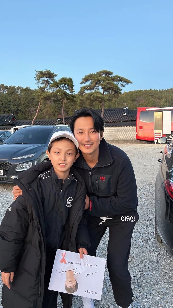 더쿠 - 김남길 짤인데 이 헤어스타일로 나온 씬이 있었나?