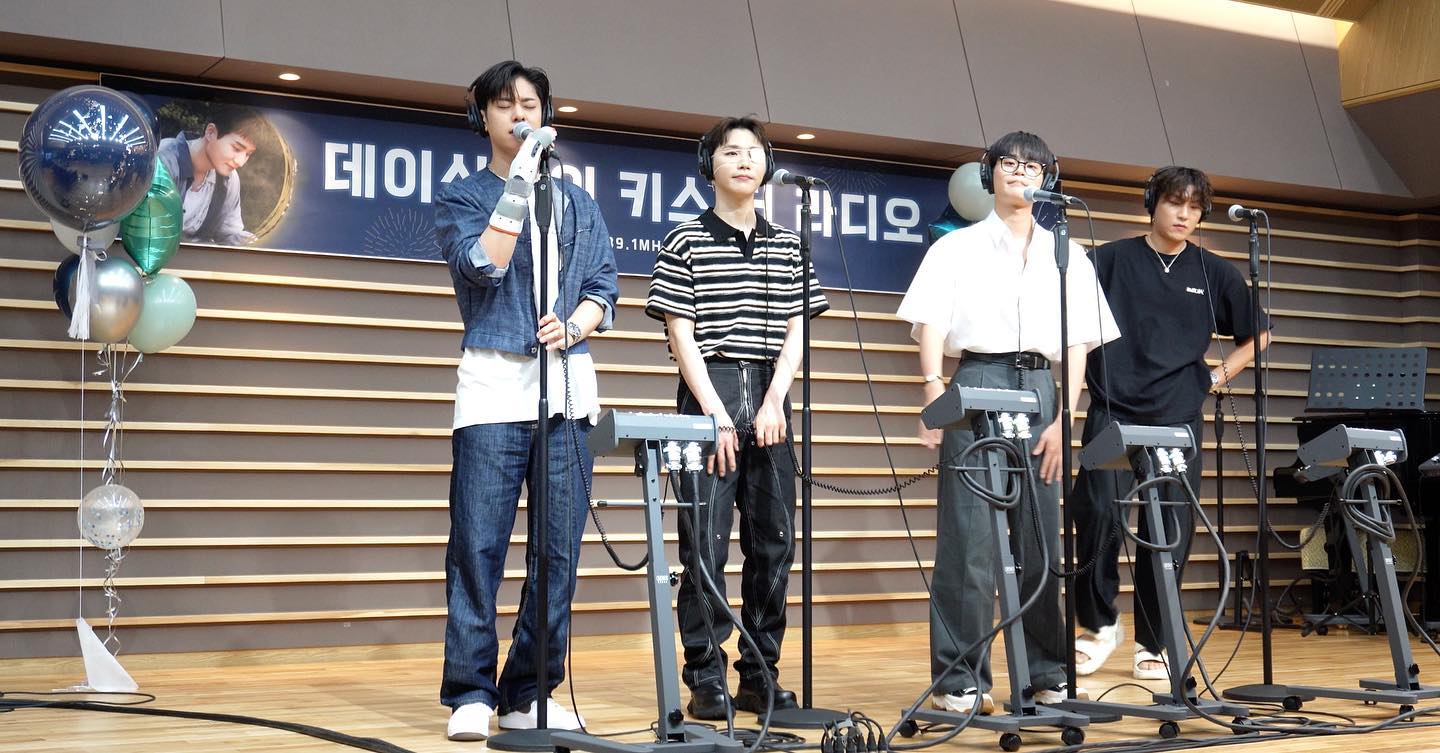 더쿠 - 230906 데이식스의 키스더라디오 인스타그램 데키라 하우스워밍파티 단체사진