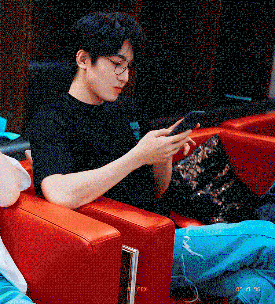 RAQHXi.gif