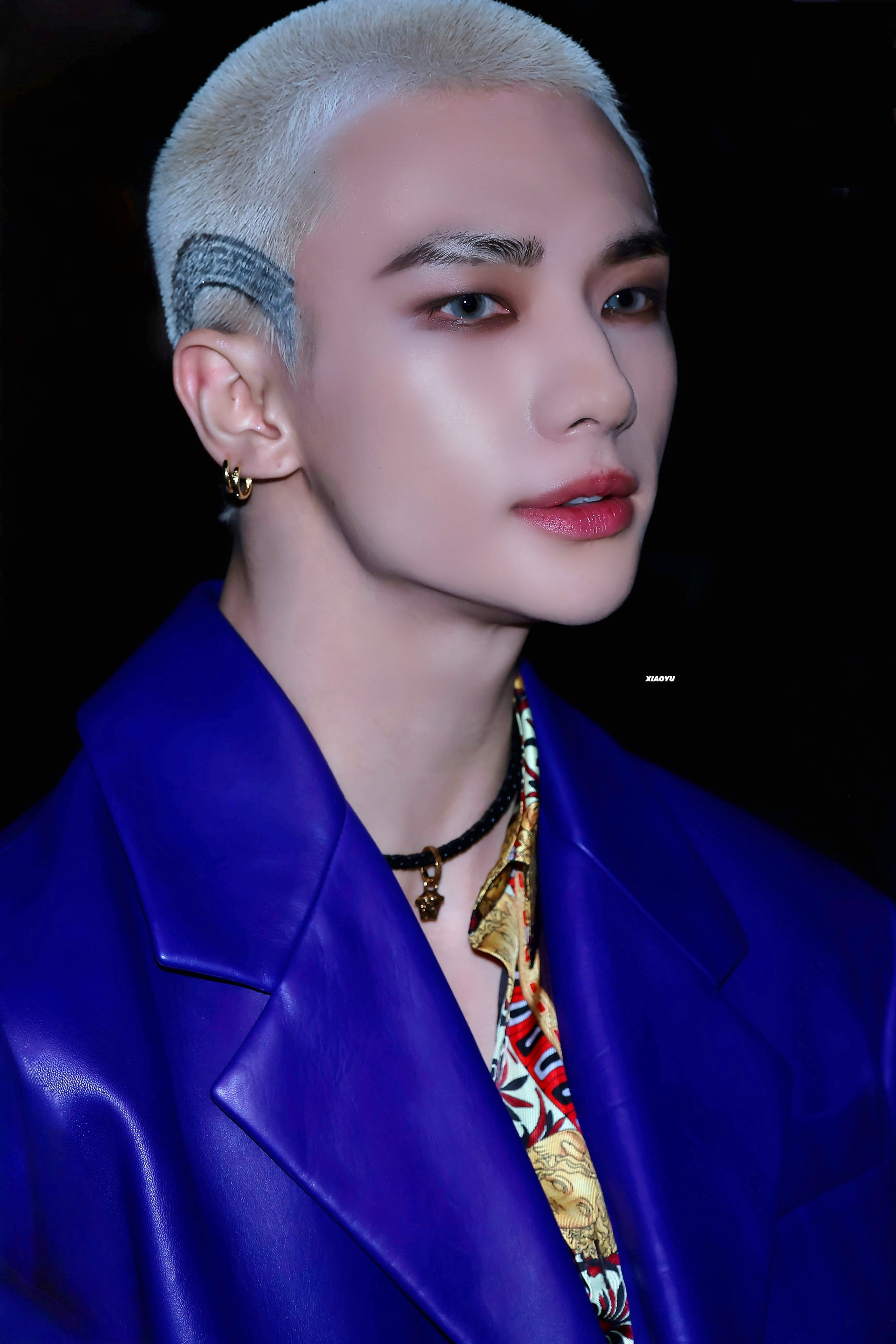 더쿠 - 밀라노 베르사체쇼 참석한 스키즈 현진 (반삭 헤어에 베르사체 새겨놓음)