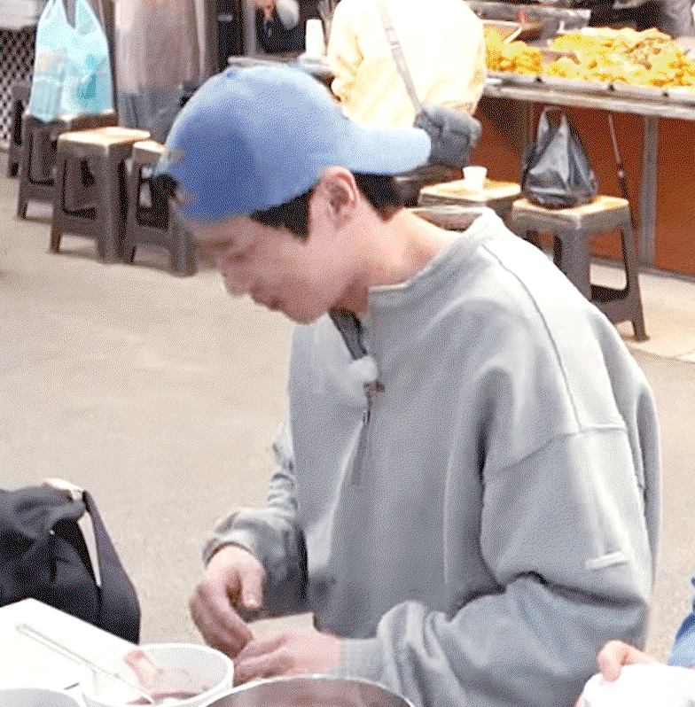 RvhqXF.gif