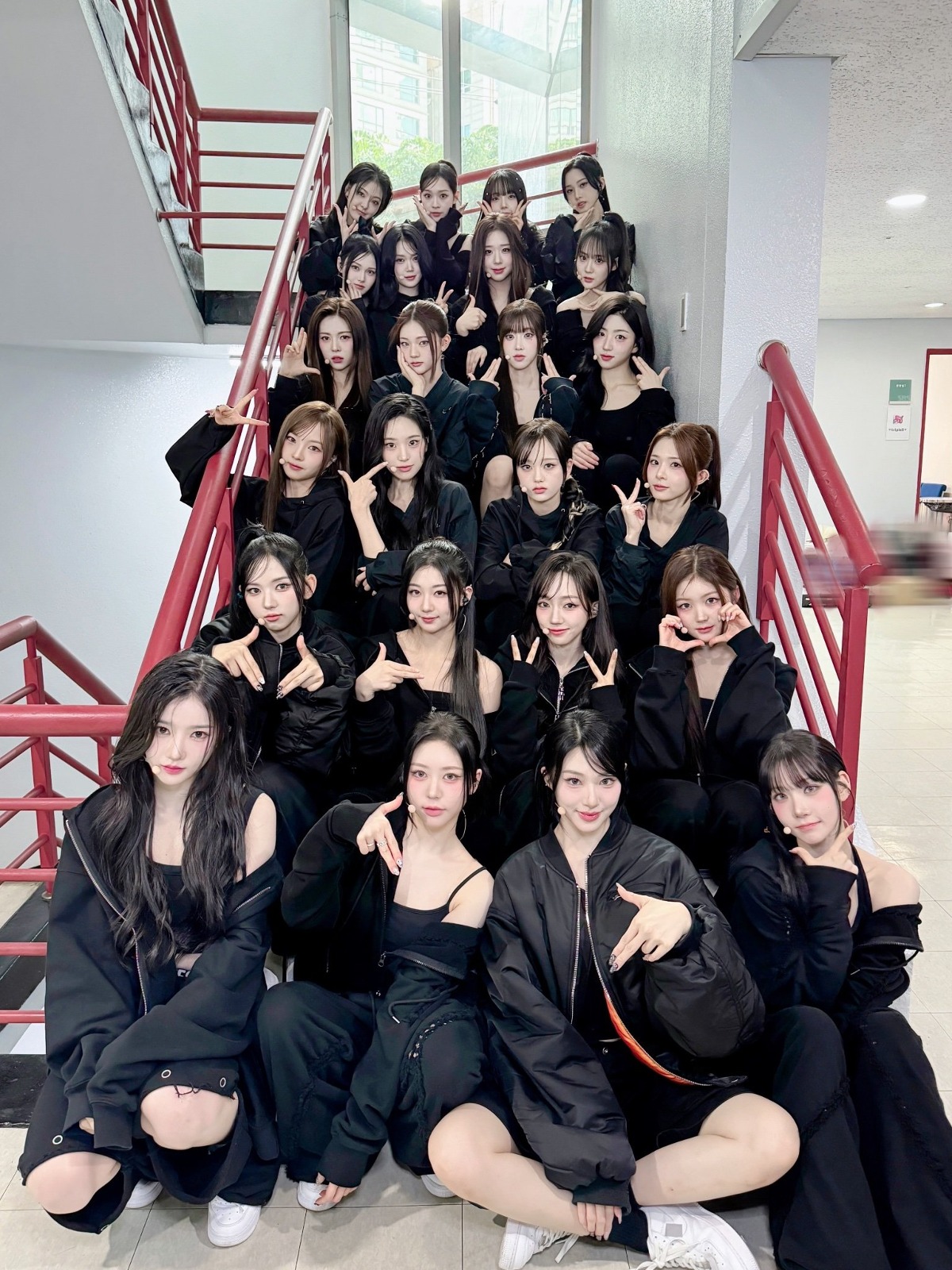 圖 有24位成員的女團在樓梯上拍照會發生的事