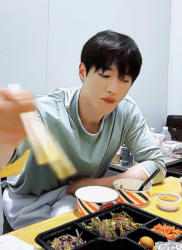 UUsOIO.gif