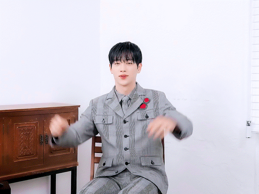 UmMoIy.gif