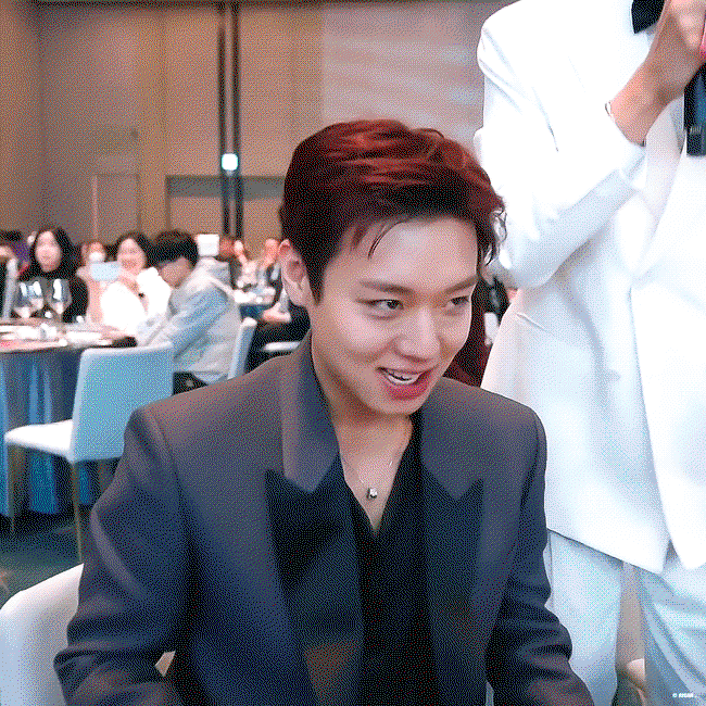 UqgBzs.gif