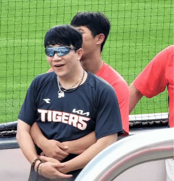 UtxMBH.gif