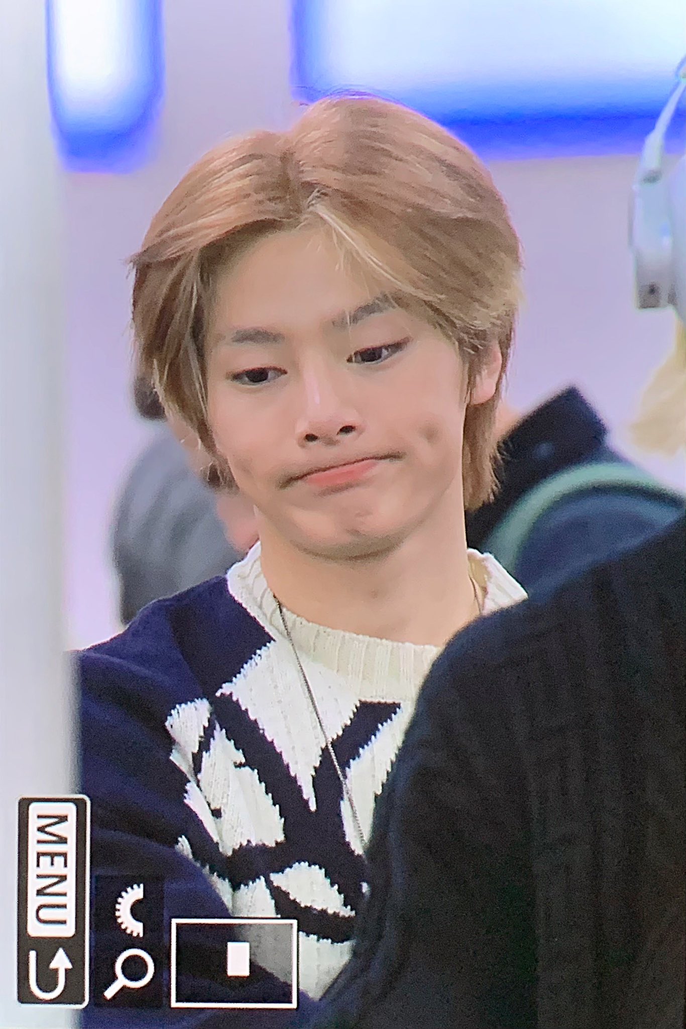 UyIqnE