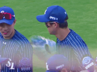 UyjRzB.gif