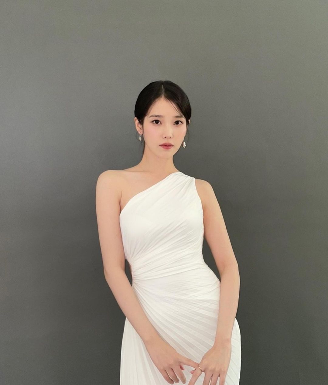 [閒聊] IU在Instagram上傳照片 (禮服要黑色? 白