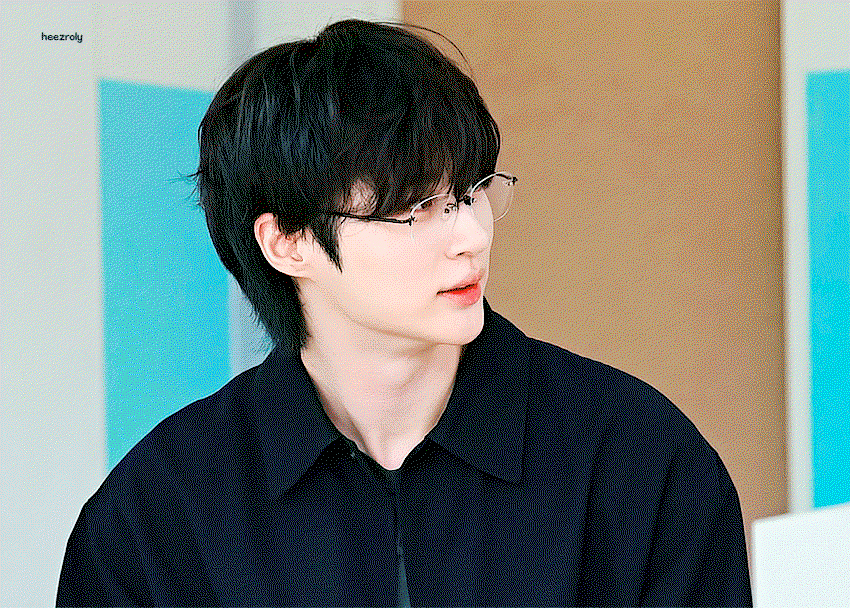 XOQyUr.gif