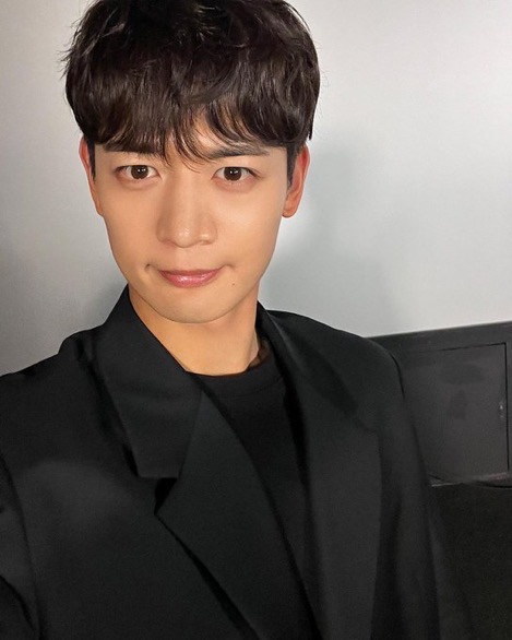 더쿠 - sm actist 인스타 <뉴 노멀> 시사회 민호 셀카