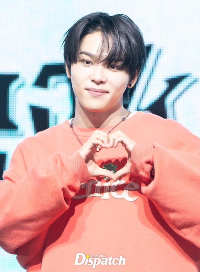더쿠 - 오늘 데뷔하는 JYP 신인 남자아이돌 그룹 킥플립 데뷔 쇼케이스 사진들