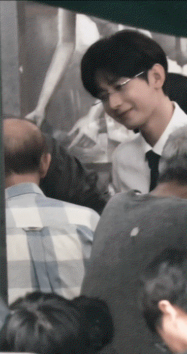 aKzgBX.gif