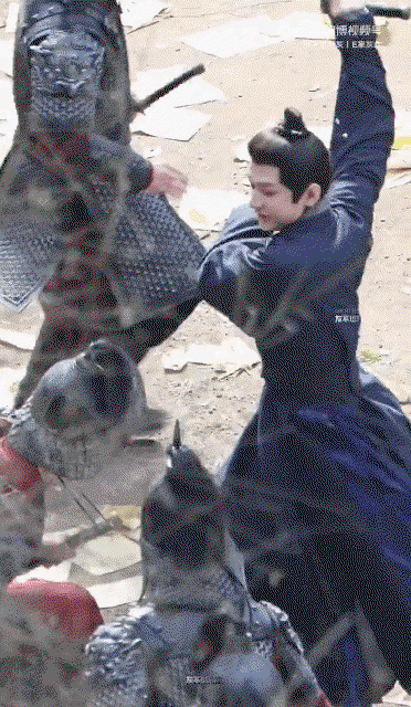 akHUzo.gif