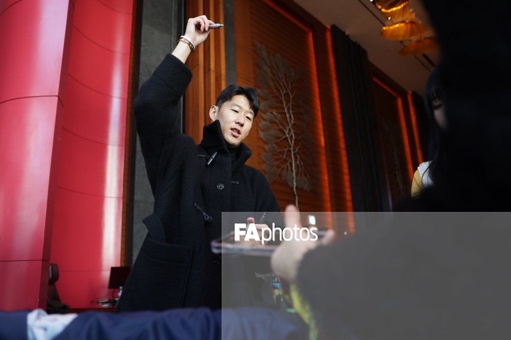 더쿠 - 흰 마카를 흔들며 사인 잘 안되도 원망하지 말라고 하는 손흥민