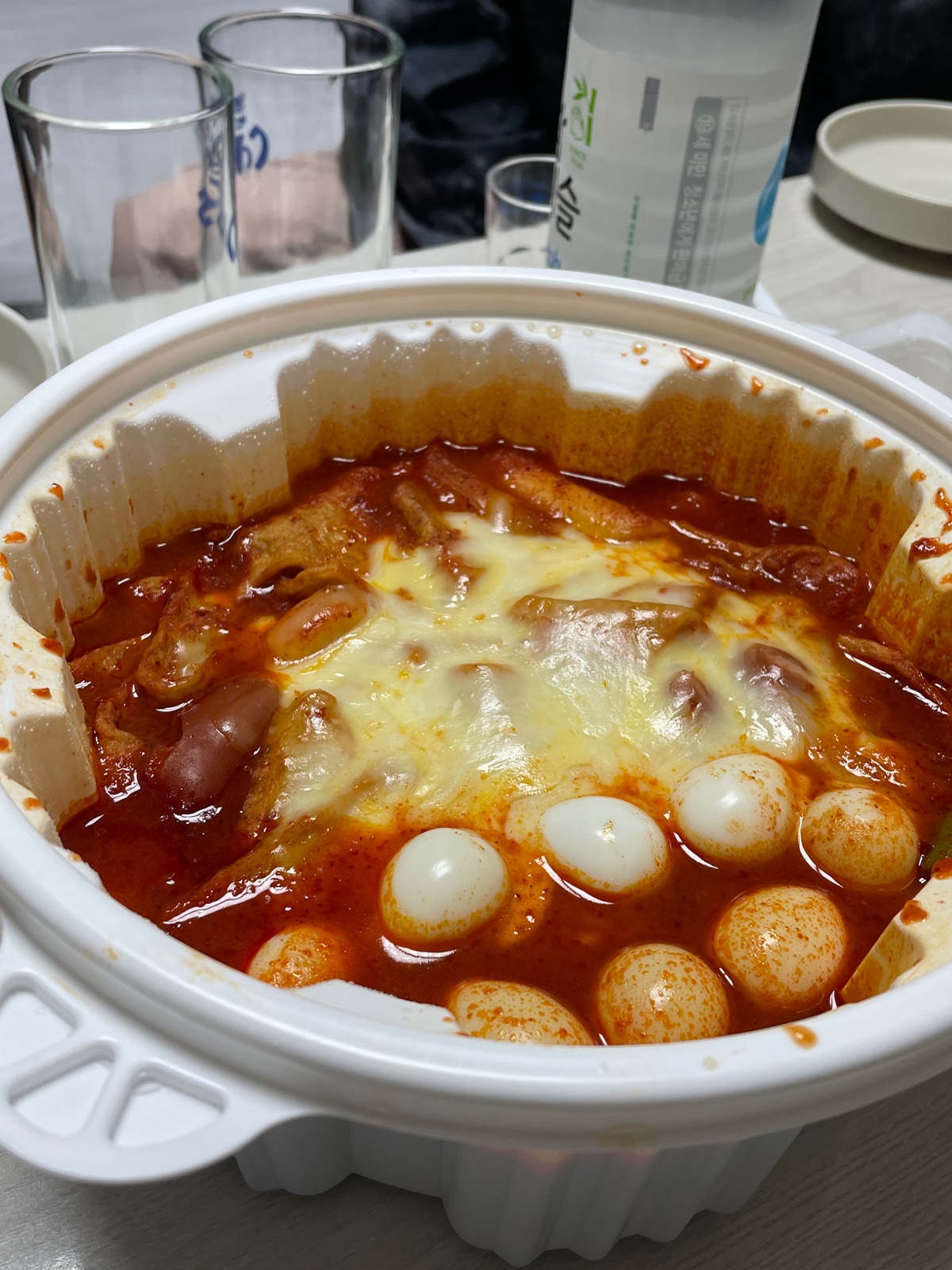 더쿠 - 어젯밤 야식먹고 행복해서 굴러다님