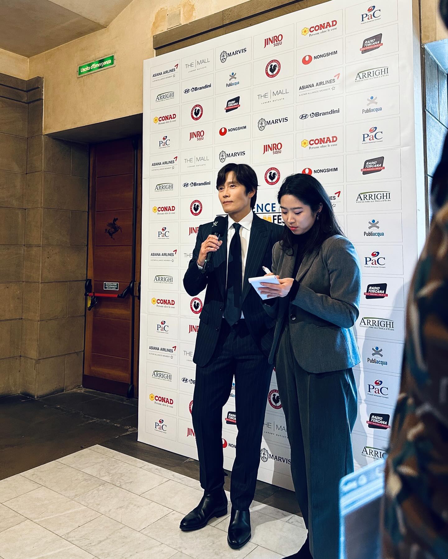 더쿠 - 피렌체 한국영화제에 간 이병헌