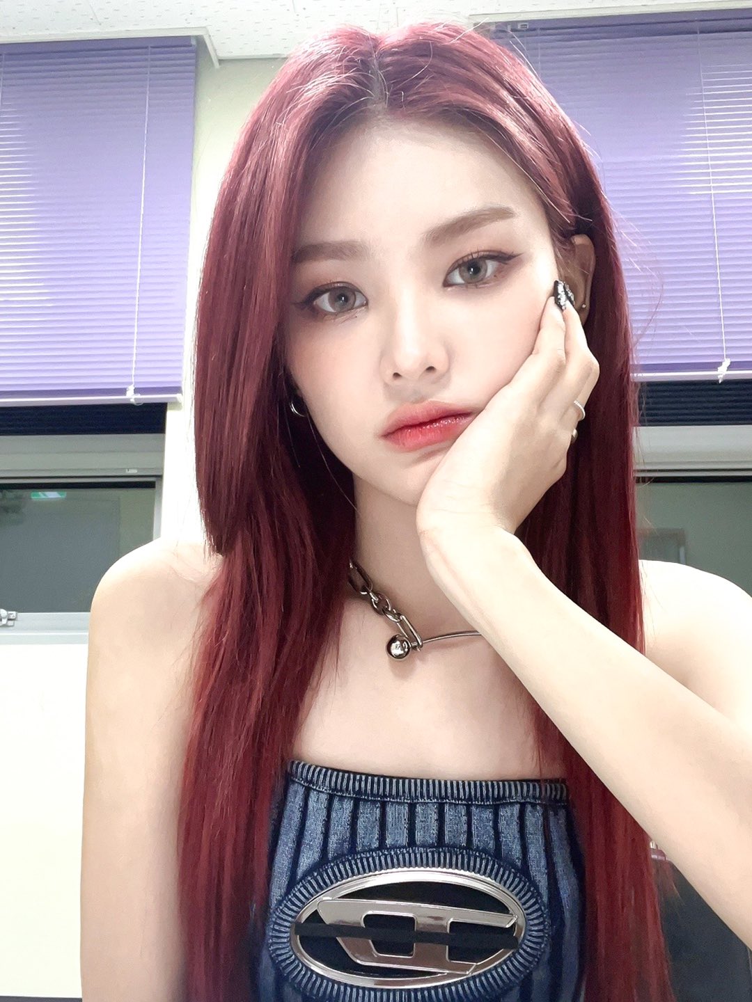 더쿠 - 데뷔 이후 항상 화려한 머리만 해 온 듯한 여자 아이돌.jpg