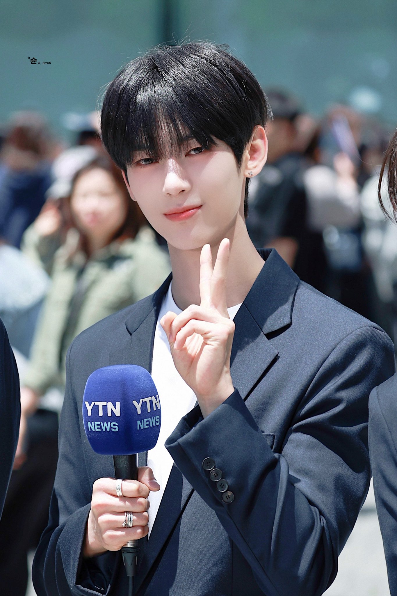 더쿠 - 오늘 상암에서 다수의 케이팝 덬들 입덕시킨 남돌.twt