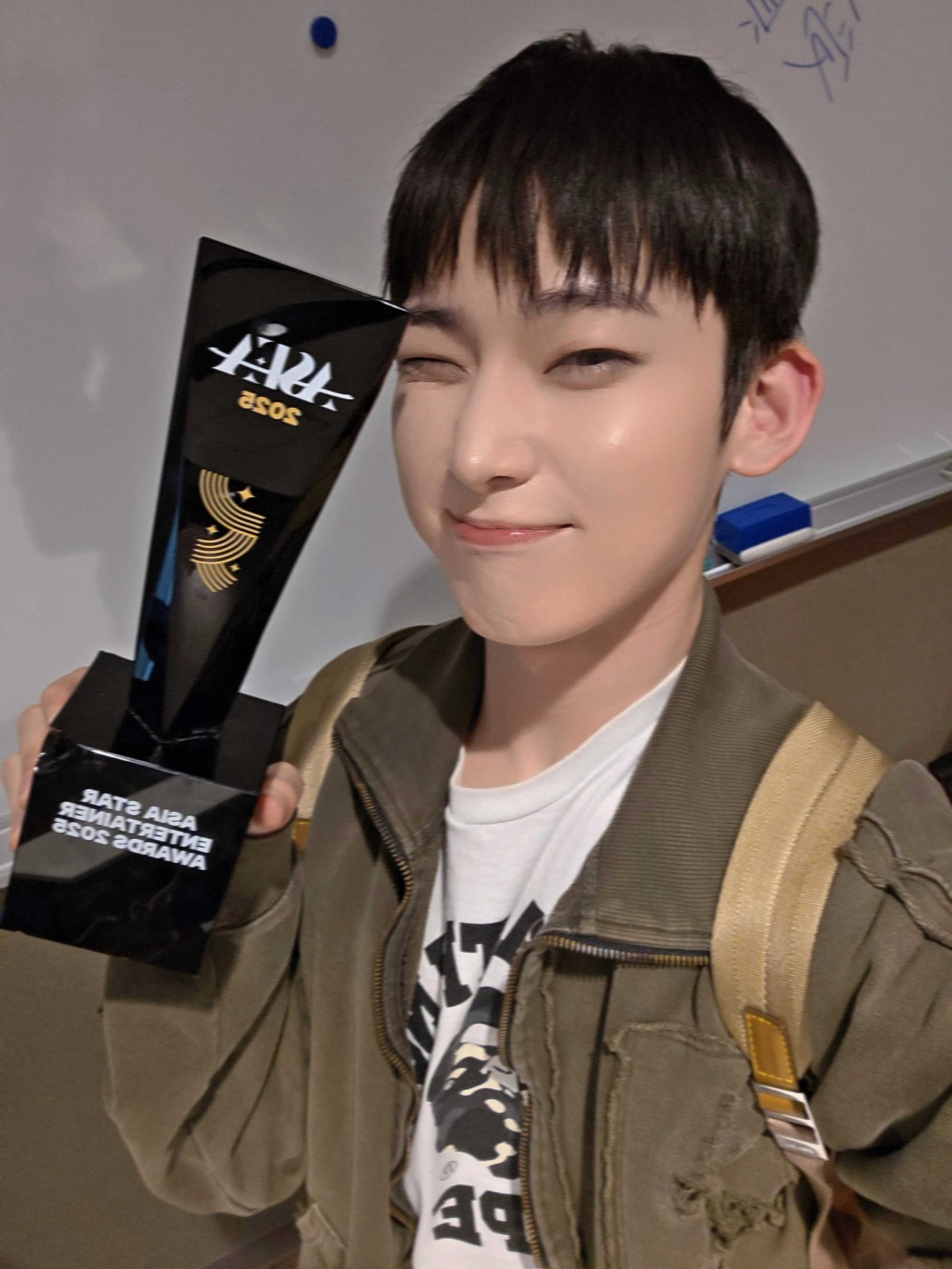현장학습 가서 본 트로피랑 사진 찍는 얼딩같아