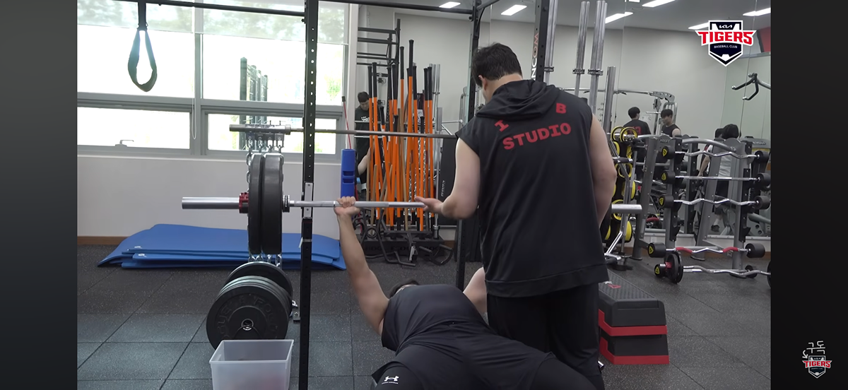 gYMHzW