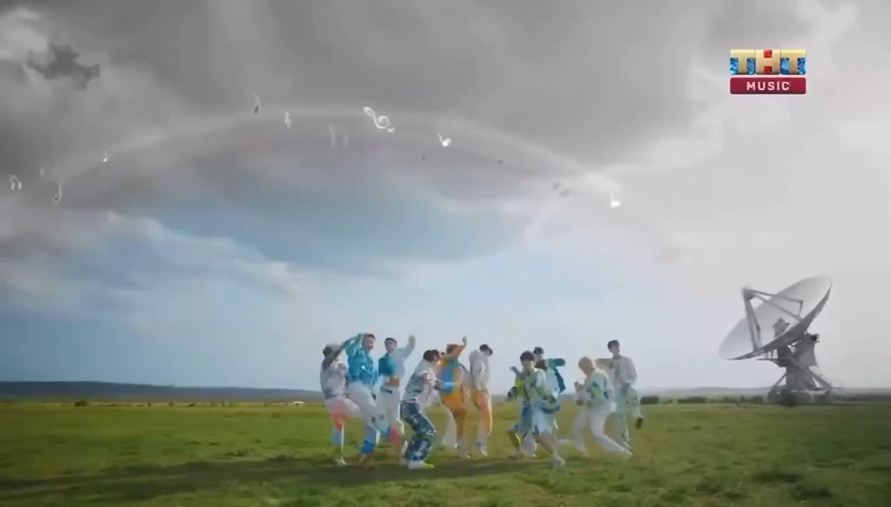 더쿠 - 러시아 방송에서 세븐틴 뮤비가 먹구름으로 나온 이유.twt