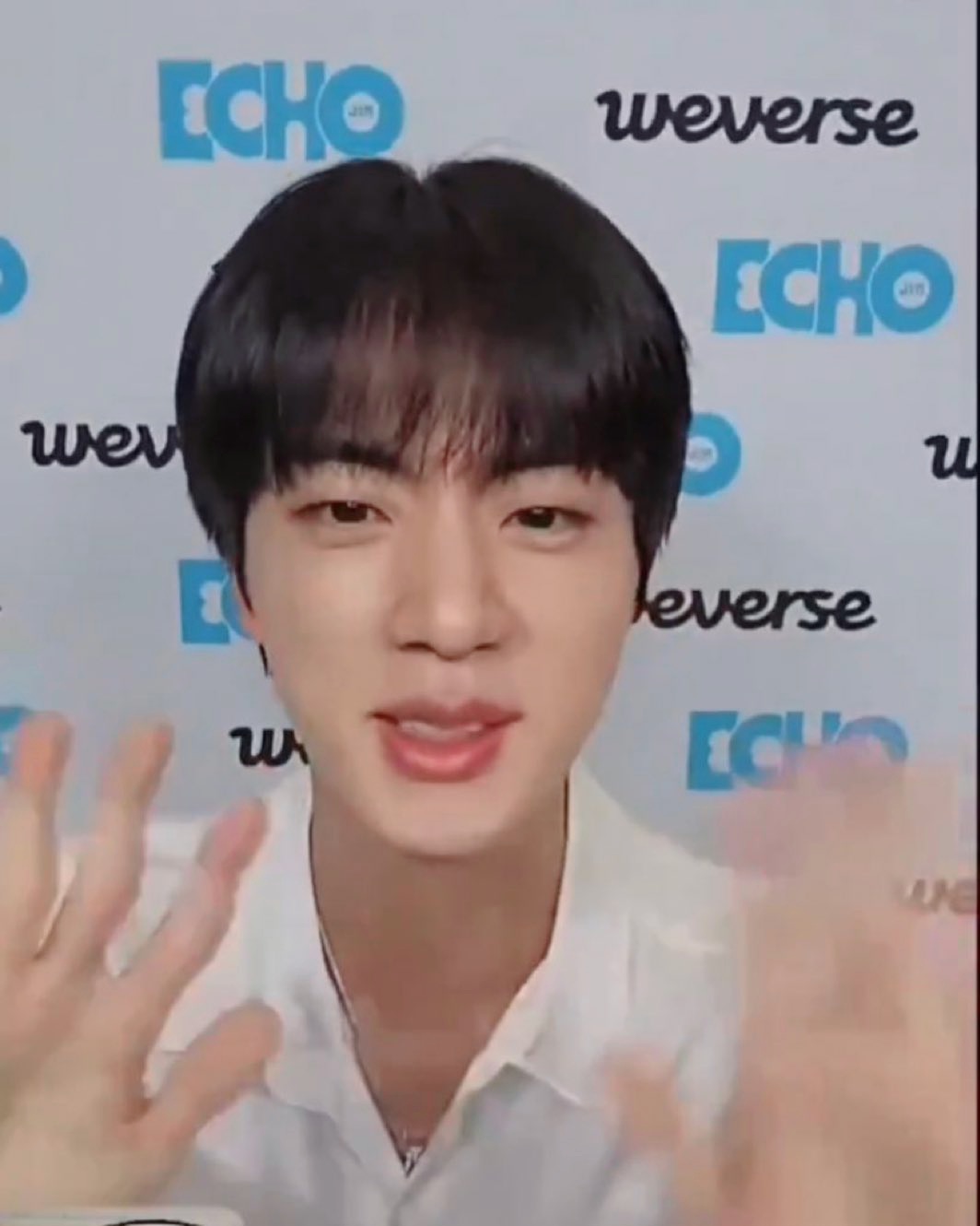 석진이 영통 시간 끝났다고 할때마다 이 표정 짓는거 넘 사랑스러워..🥹