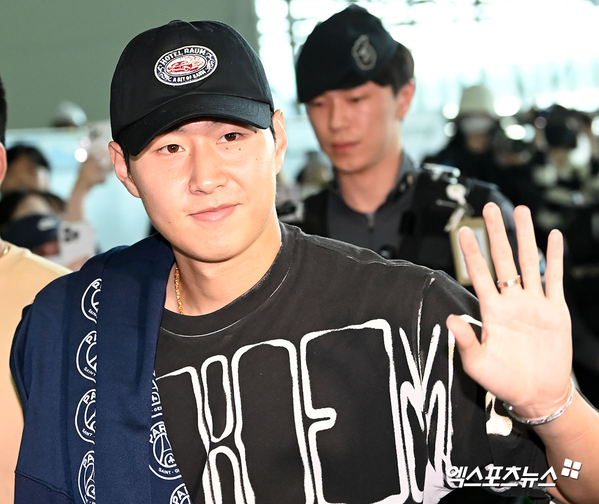 더쿠 - 프랑스 출국하는 이강인.jpg
