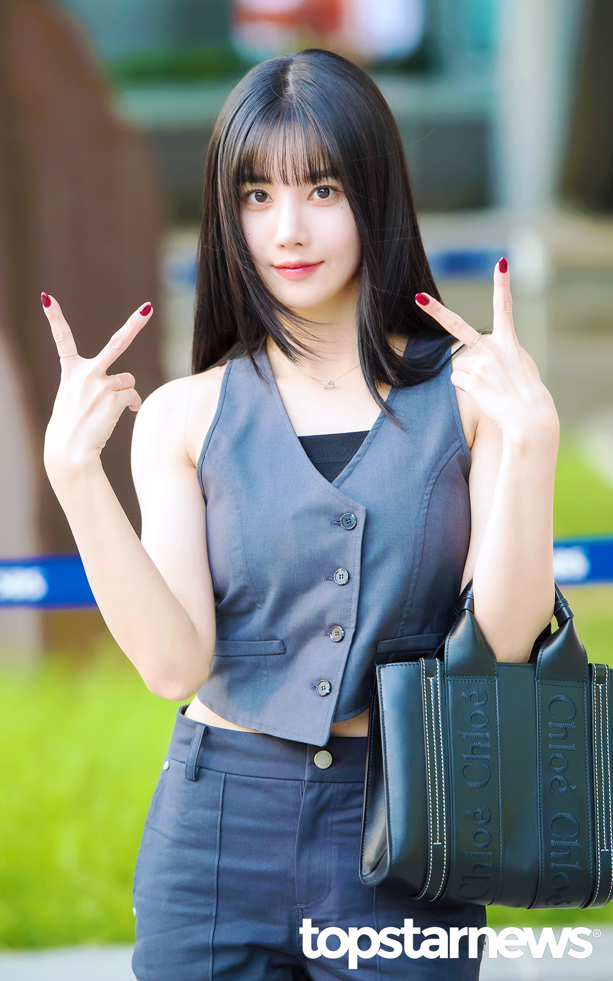 더쿠 - 권은비, ‘출근길 팬들과의 인사만 10분이나 하는 아이돌’