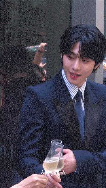 kXfJUf.gif