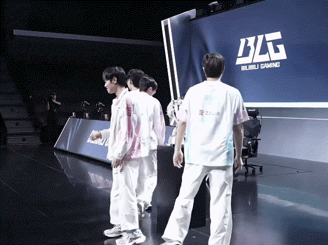 kYbJKz.gif