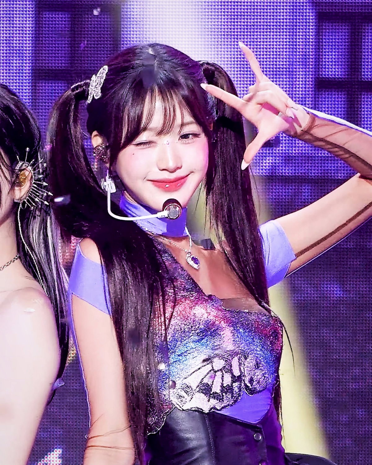 더쿠 - 오늘자 미소녀 여전사 같은 트윈테일 장원영.jpgif